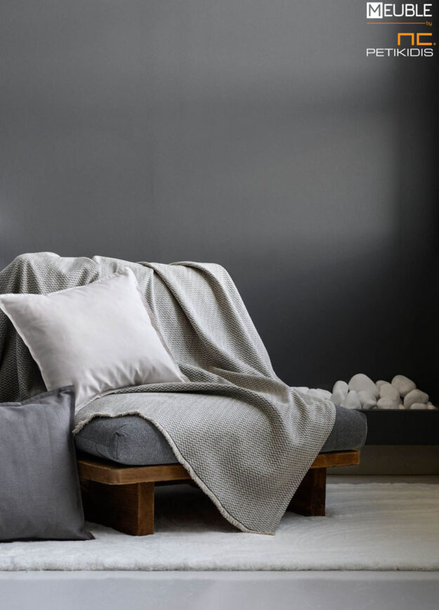 Ριχτάρι Free 2497520 Χρώμα taupe Μία συλλογή υπέροχης ποιότητας σε chenille ύφανση, που προσφέρει σταθερή εφαρμογή καθώς και μια μεγάλη ποικιλία χρωμάτων ως ασορτί πρόταση στα ριχτάρια. Διατίθενται σε 3 μεγέθη. a.180x180cm b.180x300cm c.180x240cm Σειρά chenille: 46%acr - 35%cit - 19%pol