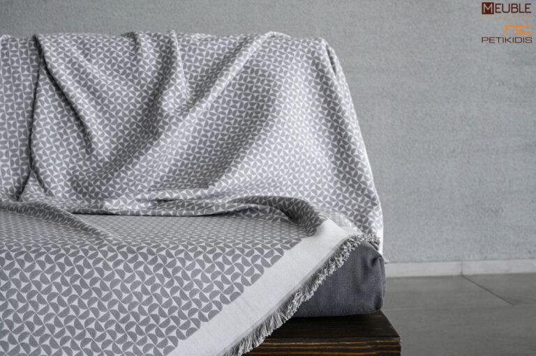 Ριχτάρι Seventies Art.2492437 χρώμα Ice. Μία συλλογή με βάση το βαμβάκι, που προσφέρει μια μεγάλη ποικιλία χρωμάτων ως ασορτί πρόταση στα ριχτάρια και είναι διαθέσιμα σε 3 μεγέθη. a.180x180cm b.180x300cm c.180x240cm Σειρά cotton: 80%cot - 20%pol