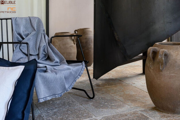 Ριχτάρι Sideway Art.2492421 σε μπλε χρώμα. Μία συλλογή με βάση το βαμβάκι, που προσφέρει μια μεγάλη ποικιλία χρωμάτων ως ασορτί πρόταση στα ριχτάρια και είναι διαθέσιμα σε 3 μεγέθη. a.180x180cm b.180x300cm c.180x240cm Σειρά cotton: 80%cot - 20%pol