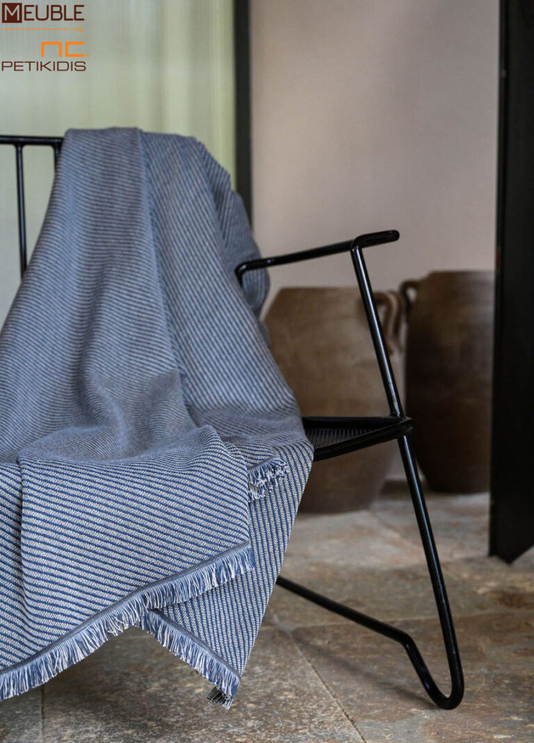 Ριχτάρι Sideway Art.2492421 σε μπλε χρώμα. Μία συλλογή με βάση το βαμβάκι, που προσφέρει μια μεγάλη ποικιλία χρωμάτων ως ασορτί πρόταση στα ριχτάρια και είναι διαθέσιμα σε 3 μεγέθη. a.180x180cm b.180x300cm c.180x240cm Σειρά cotton: 80%cot - 20%pol