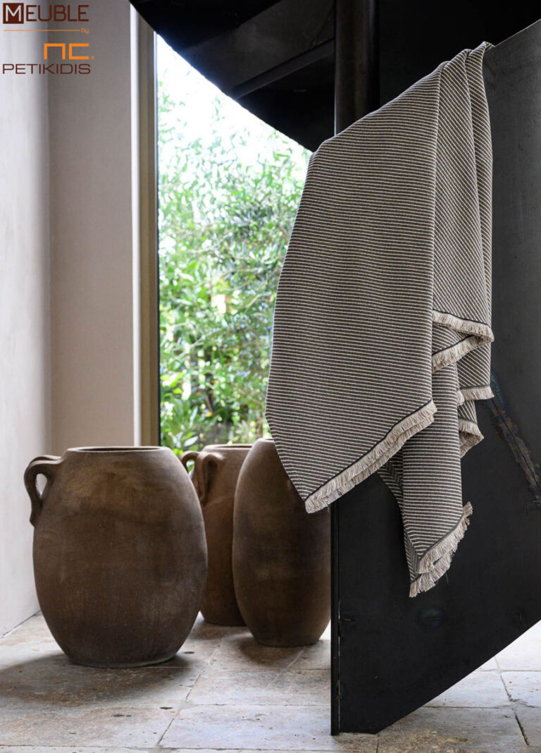 Ριχτάρι Sideway Art.2492420 σε μπεζ χρώμα. Μία συλλογή με βάση το βαμβάκι, που προσφέρει μια μεγάλη ποικιλία χρωμάτων ως ασορτί πρόταση στα ριχτάρια και είναι διαθέσιμα σε 3 μεγέθη. a.180x180cm b.180x300cm c.180x240cm Σειρά cotton: 80%cot - 20%pol