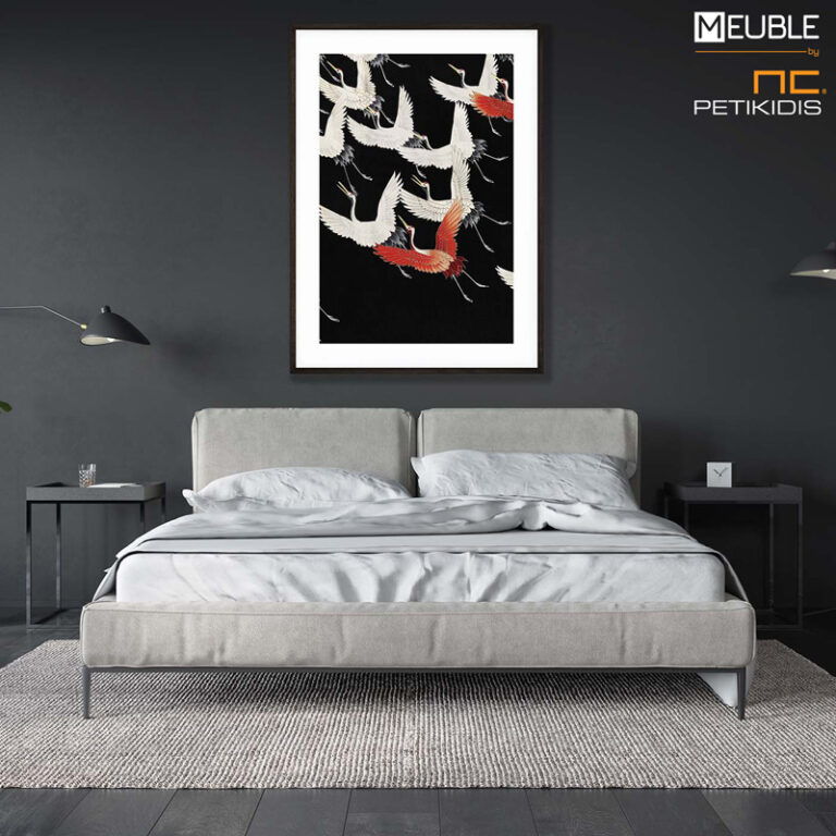 Πολλοί γερανοί σε πτήση, με έναν κόκκινο γερανό να ξεχωρίζει μεταξύ των λευκών, σε σκούρο φόντο. Το έργο φέρει τον τίτλο “Furisode With a Myriad of Flying Cranes (1910–1920)” και αποτελεί κομμάτι της ανατολίτικης Ασιατικής παράδοσης. Παράγεται και σε καμβά. Διαθέσιμες διαστάσεις 50X70, 70X100, 80X120, 100X140, 120X160, 120X180.