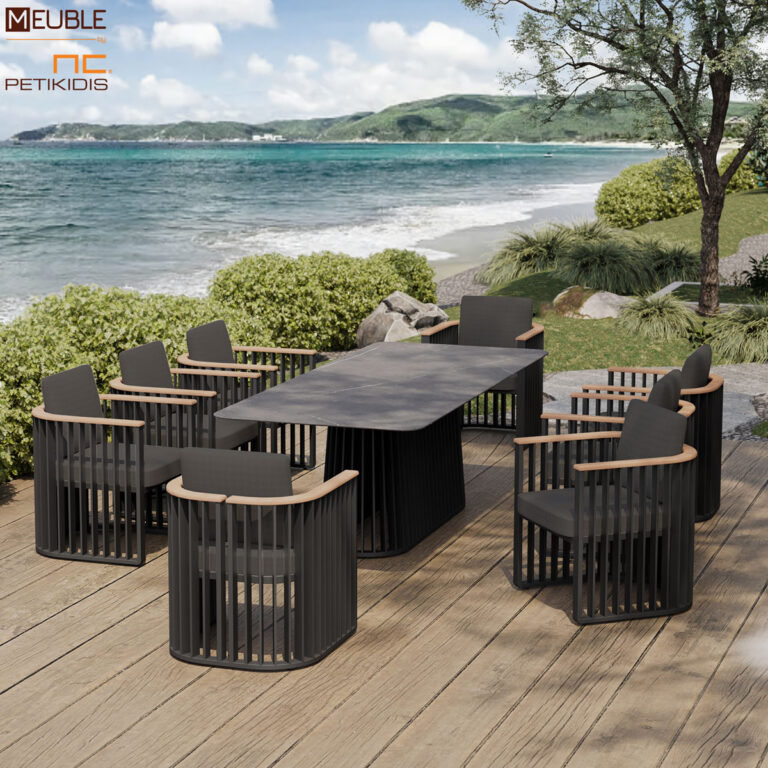 Oudoor σετ τραπεζαρία Eternity. Παραλληλόγραμμο τραπέζι και πολυθρόνα κατασκευασμένα από μαύρο αλουμίνιο, κεραμικό στο καπάκι και μασίφ ξύλο teak. Το μαύρο ύφασμα στα μαξιλάρια, είναι αδιάβροχο και αλέκιαστο σε ειδική σύνθεση ώστε να αντέχει όλες τις καιρικές συνθήκες.