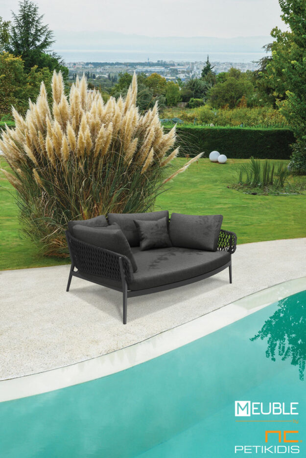 Outdoor sunbed Camelia. Ξαπλώστρα κατασκευασμένη από μαύρο σκελετό αλουμινίου και λεπτομέρειες από σχοινί ίδιου χρώματος. Τα μαξιλάρια είναι ντυμένα με μαύρο αδιάβροχο ύφασμα σε ειδική σύνθεση ώστε να αντέχει όλες τις καιρικές συνθήκες.