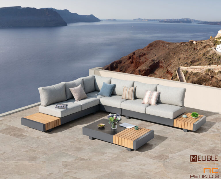 Outdoor σετ σαλονιού γωνία Adhara. Γωνιακός καναπές και τραπεζάκι. Συνδυάζει τον γκρι σκελετό αλουμινίου με το μασίφ ξύλο teak σε φυσικό χρώμα. Τα μαξιλάρια είναι ντυμένα με αδιάβροχο ύφασμα, χρώματος γκρι ανοιχτό, σε σύνθεση τέτοια ώστε να αντέχει όλες τις καιρικές συνθήκες.