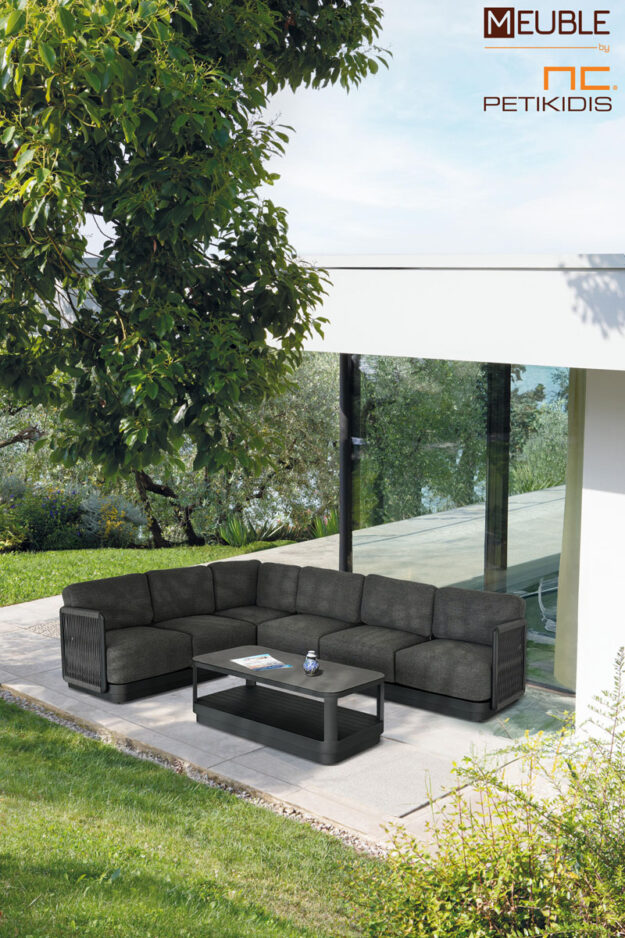 Outdoor σετ σαλονιού γωνία Elysia. Γωνιακός καναπές και τραπεζάκι με κεραμικό καπάκι. Μαύρος σκελετός αλουμινίου και λεπτομέρειες από σχοινί ίδιου χρώματος. Τα μαξιλάρια είναι ντυμένα με γκρι σκούρο αδιάβροχο ύφασμα σε ειδική σύνθεση ώστε να αντέχει όλες τις καιρικές συνθήκες.