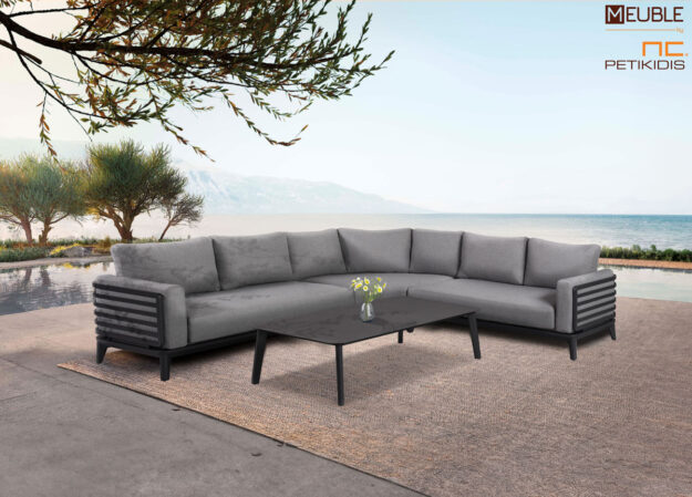 Outdoor σετ σαλονιού γωνία Orion. Γωνιακός καναπές και τραπεζάκι κατασκευασμένα όλα από μαύρο σκελετό αλουμινίου. Τα μαξιλάρια είναι ντυμένα με γκρι αδιάβροχο ύφασμα σε ειδική σύνθεση ώστε να αντέχει όλες τις καιρικές συνθήκες