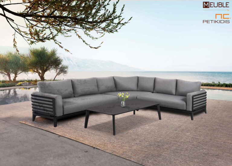 Outdoor σετ σαλονιού γωνία Orion. Γωνιακός καναπές και τραπεζάκι κατασκευασμένα όλα από μαύρο σκελετό αλουμινίου. Τα μαξιλάρια είναι ντυμένα με γκρι αδιάβροχο ύφασμα σε ειδική σύνθεση ώστε να αντέχει όλες τις καιρικές συνθήκες