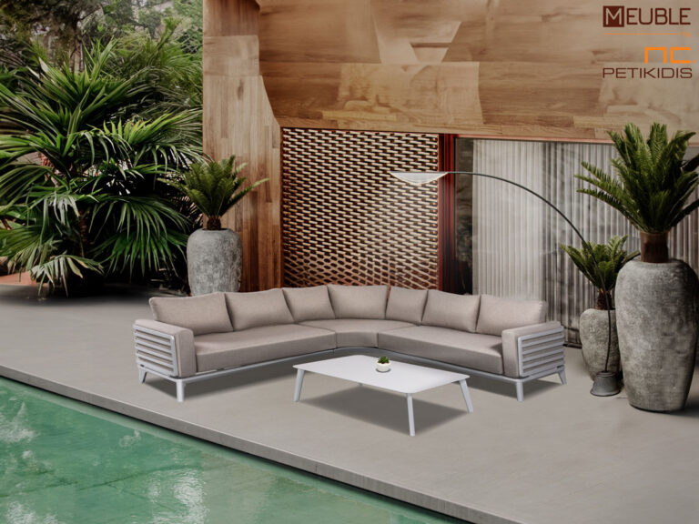 Outdoor σετ σαλονιού γωνία Orion. Γωνιακός καναπές και τραπεζάκι κατασκευασμένα όλα από λευκό σκελετό αλουμινίου. Τα μαξιλάρια είναι ντυμένα με μπεζ αδιάβροχο ύφασμα σε ειδική σύνθεση ώστε να αντέχει όλες τις καιρικές συνθήκες