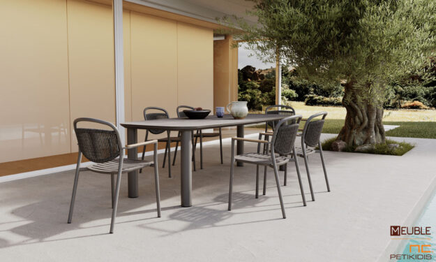 Outdoor καρεκλοπολυθρόνα Dexter κατασκευασμένη από σκελετό αλουμινίου σε καφέ χρώμα και πλάτη με πλεγμένο σχοινί ίδιου χρώματος. Η λεπτομέρεια στο μπράτσο είναι από μασίφ ξύλο teak.