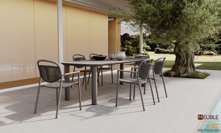 Outdoor καρεκλοπολυθρόνα Dexter κατασκευασμένη από σκελετό αλουμινίου σε καφέ χρώμα και πλάτη με πλεγμένο σχοινί ίδιου χρώματος. Η λεπτομέρεια στο μπράτσο είναι από μασίφ ξύλο teak.