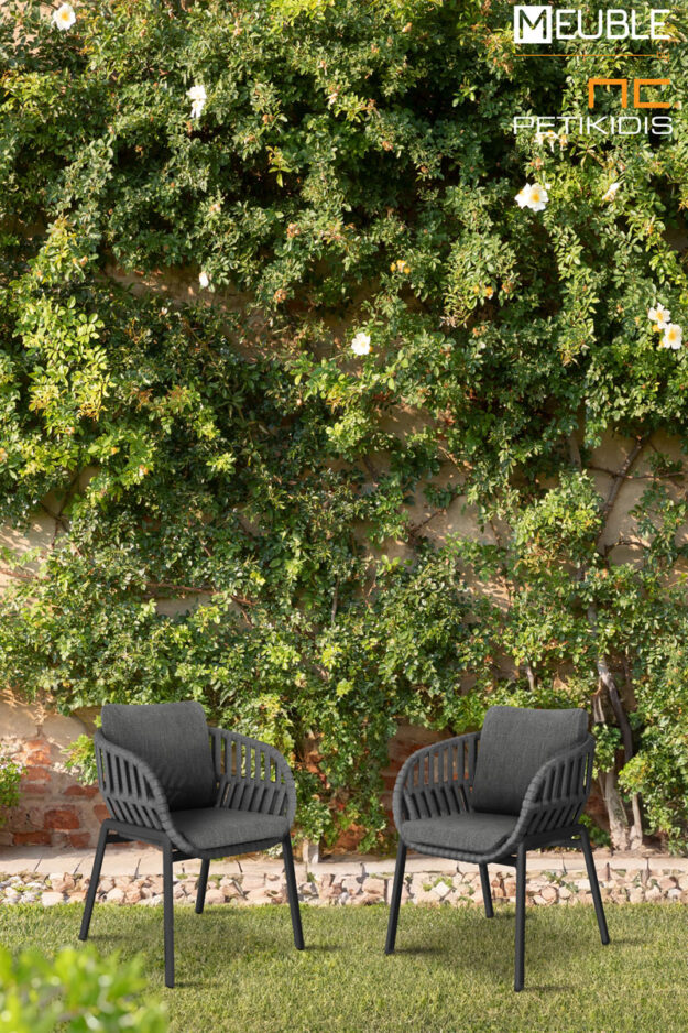 Outdoor καρεκλοπολυθρόνα Eos κατασκευασμένη από σκελετό αλουμινίου σε μαύρο χρώμα και μαξιλάρια ντυμένα με γκρι σκούρο αδιάβροχο ύφασμα σε ειδική σύνθεση ώστε να αντέχει όλες τις καιρικές συνθήκες.