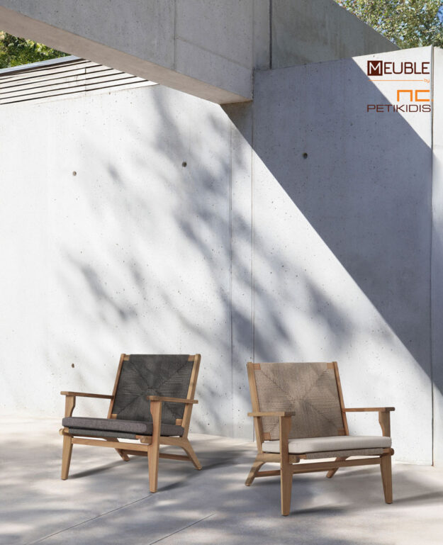 Outdoor Lounge πολυθρόνα Fortuna κατασκευασμένη από μασίφ ξύλο teak σε φυσικό χρώμα και περίτεχνα πλεγμένο σχοινί. Το μαξιλάρι καθίσματος είναι ντυμένο με αδιάβροχο ύφασμα σε ειδική σύνθεση ώστε να αντέχει σε όλες τις καιρικές συνθήκες.