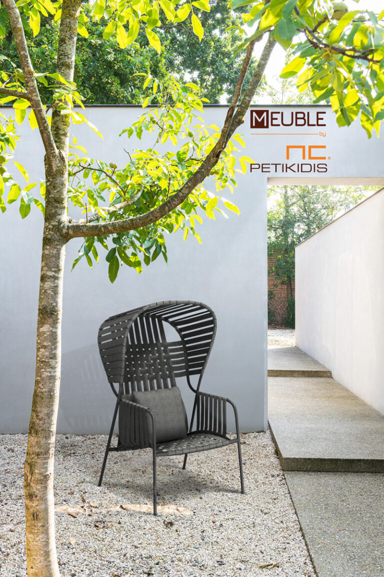 Outdoor πολυθρόνα Stunner με σκίαστρο. Κατασκευασμένη από αλουμίνιο σε μαύρο χρώμα και ύφασμα αδιάβροχο σε ειδική σύνθεση ώστε να αντέχει σε όλες τις καιρικές συνθήκες.