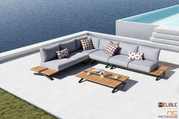 Outdoor σετ σαλονιού γωνία Meilani. Γωνιακός καναπές και τραπεζάκι. Συνδυάζει τον μαύρο σκελετό αλουμινίου με το μασίφ ξύλο teak σε φυσικό χρώμα. Τα μαξιλάρια είναι ντυμένα με αδιάβροχο ύφασμα, χρώματος γκρι ανοιχτό, σε σύνθεση τέτοια ώστε να αντέχει όλες τις καιρικές συνθήκες.