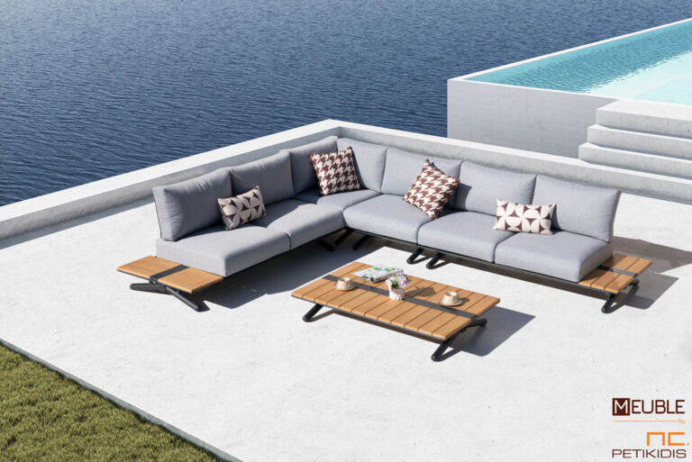 Outdoor σετ σαλονιού γωνία Meilani. Γωνιακός καναπές και τραπεζάκι. Συνδυάζει τον μαύρο σκελετό αλουμινίου με το μασίφ ξύλο teak σε φυσικό χρώμα. Τα μαξιλάρια είναι ντυμένα με αδιάβροχο ύφασμα, χρώματος γκρι ανοιχτό, σε σύνθεση τέτοια ώστε να αντέχει όλες τις καιρικές συνθήκες.