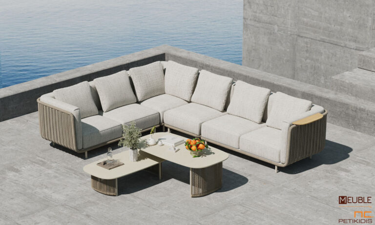 utdoor σετ σαλονιού γωνία Nexus. Γωνιακός καναπές και τραπεζάκια με κεραμικό καπάκι, κατασκευασμένα όλα από μπεζ αλουμίνιο στο σκελετό, καλυμμένος από σχοινί σε φυσικό χρώμα και λεπτομέρεια στο μπράτσο από μασίφ ξύλο teak. Τα μαξιλάρια είναι ντυμένα με μπεζ αδιάβροχο ύφασμα σε ειδική σύνθεση ώστε να αντέχει όλες τις καιρικές συνθήκες.
