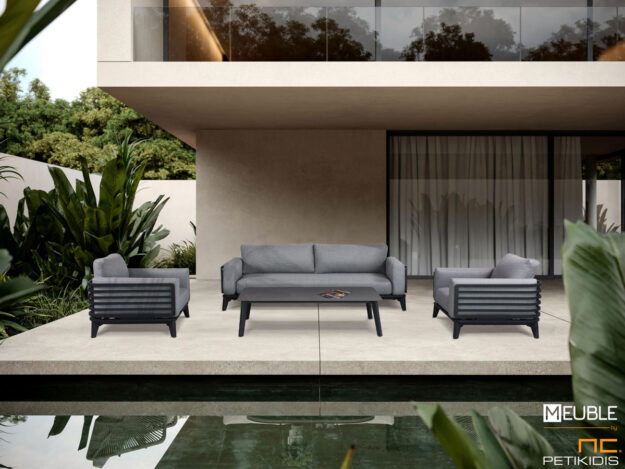 Outdoor σετ σαλονιού Orion. Τριθέσιος καναπές με δύο πολυθρόνες και τραπεζάκι κατασκευασμένα από μαύρο σκελετό αλουμινίου και μαξιλάρια με γκρι ύφασμα αδιάβροχο και αλέκιαστο σε ειδική σύνθεση για να αντέχει όλες τις καιρικές συνθήκες.