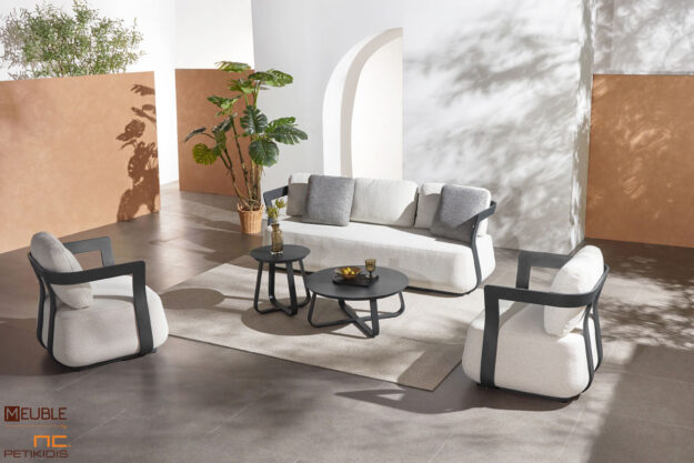 Outdoor σετ σαλονιού Pacific. Τριθέσιος καναπές με δύο πολυθρόνες και τραπεζάκια από μαύρο σκελετό αλουμινίου και λευκό αδιάβροχο ύφασμα σε ειδική σύνθεση ώστε να αντέχει όλες τις καιρικές συνθήκες.