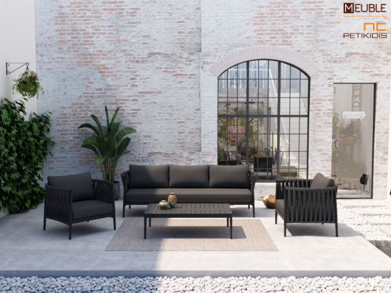 Outdoor σετ σαλονιού Polaris. Τριθέσιος καναπές με δύο πολυθρόνες και τραπεζάκι κατασκευασμένα από μαύρο σκελετό αλουμινίου και λεπτομέρεια από φαρδύ κορδόνι ίδιο χρώμα με τα μαξιλάρια. Το ύφασμα, σε γκρι σκούρο χρώμα, είναι αδιάβροχο σε ειδική σύνθεση για να αντέχει όλες τις καιρικές συνθήκες.