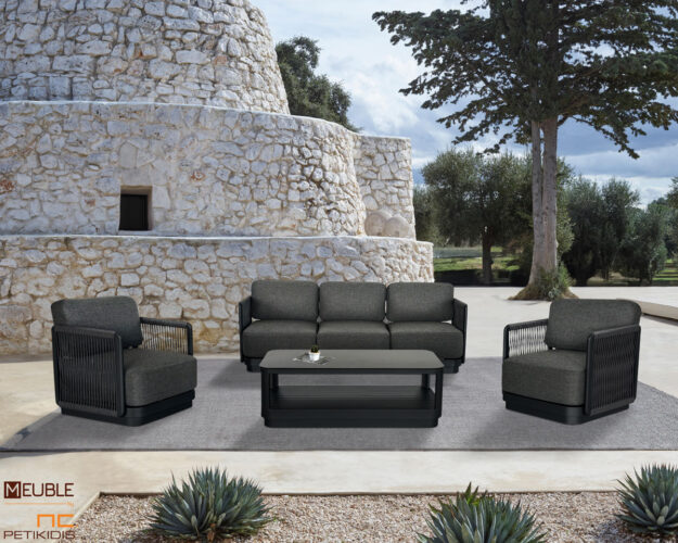 Outdoor σετ σαλονιού Elysia. Τριθέσιος καναπές με δύο πολυθρόνες και τραπεζάκι με κεραμικό καπάκι. Μαύρος σκελετός αλουμινίου και λεπτομέρειες από σχοινί σε μαύρο χρώμα. Τα μαξιλάρια είναι ντυμένα με γκρι σκούρο αδιάβροχο ύφασμα σε ειδική σύνθεση ώστε να αντέχει όλες τις καιρικές συνθήκες.