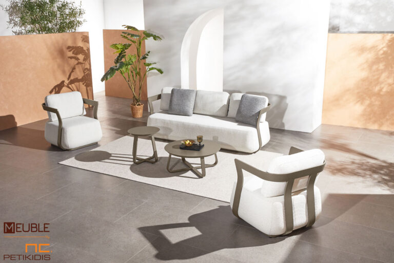 Outdoor σετ σαλονιού Pacific. Τριθέσιος καναπές με δύο πολυθρόνες και τραπεζάκια από bronze σκελετό αλουμινίου και λευκό αδιάβροχο ύφασμα σε ειδική σύνθεση ώστε να αντέχει όλες τις καιρικές συνθήκες.