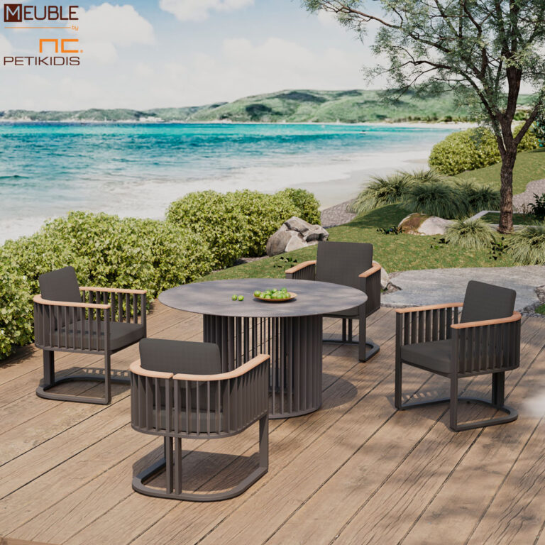 Oudoor σετ τραπεζαρίας. Ροτόντα Αndromeda και πολυθρόνα Eternity, κατασκευασμένα από γκρι αλουμίνιο, κεραμικό στο καπάκι και μασίφ ξύλο teak. Το ύφασμα, στα μαξιλάρια, είναι αδιάβροχο και αλέκιαστο σε γκρι σκούρο σε ειδική σύνθεση ώστε να αντέχει όλες τις καιρικές συνθήκες.