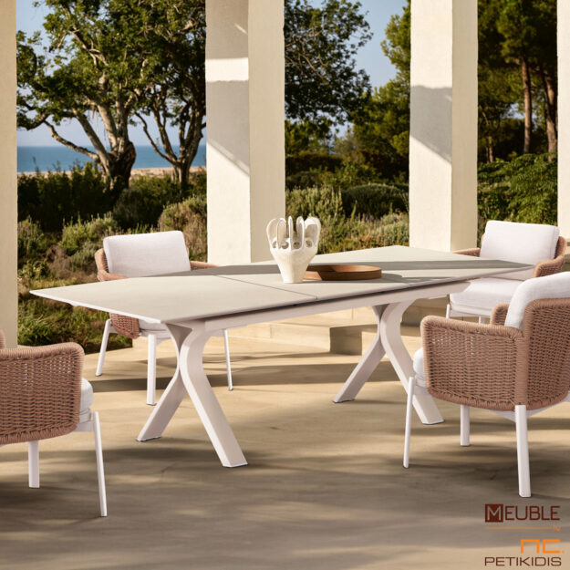 Oudoor σετ. Επεκτεινόμενο τραπέζι Αndromeda και καρεκλοπολυθρόνα Destiny, κατασκευασμένα από λευκό αλουμίνιο, κεραμικό στο καπάκι και λεπτομέρειες από πλεκτό σχοινί σε φυσικό χρώμα. Το λευκό ύφασμα στα μαξιλάρια, είναι αδιάβροχο και αλέκιαστο σε ειδική σύνθεση ώστε να αντέχει όλες τις καιρικές συνθήκες.