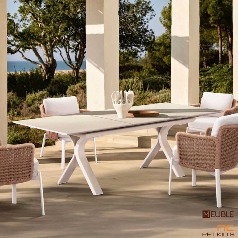 Oudoor σετ. Επεκτεινόμενο τραπέζι Αndromeda και καρεκλοπολυθρόνα Destiny, κατασκευασμένα από λευκό αλουμίνιο, κεραμικό στο καπάκι και λεπτομέρειες από πλεκτό σχοινί σε φυσικό χρώμα. Το λευκό ύφασμα στα μαξιλάρια, είναι αδιάβροχο και αλέκιαστο σε ειδική σύνθεση ώστε να αντέχει όλες τις καιρικές συνθήκες.