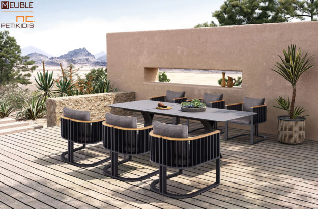 Oudoor σετ. Επεκτεινόμενο τραπέζι Αndromeda και καρεκλοπολυθρόνα Eternity, κατασκευασμένα από μαύρο αλουμίνιο, κεραμικό στο καπάκι και μασίφ ξύλο teak. Το ύφασμα, στα μαξιλάρια, είναι αδιάβροχο και αλέκιαστο σε γκρι σκούρο σε ειδική σύνθεση ώστε να αντέχει όλες τις καιρικές συνθήκες.