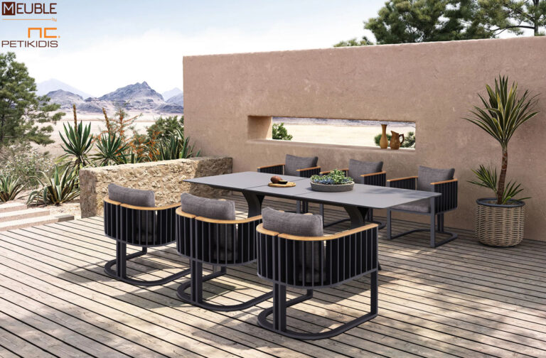 Oudoor σετ. Επεκτεινόμενο τραπέζι Αndromeda και καρεκλοπολυθρόνα Eternity, κατασκευασμένα από μαύρο αλουμίνιο, κεραμικό στο καπάκι και μασίφ ξύλο teak. Το ύφασμα, στα μαξιλάρια, είναι αδιάβροχο και αλέκιαστο σε γκρι σκούρο σε ειδική σύνθεση ώστε να αντέχει όλες τις καιρικές συνθήκες.