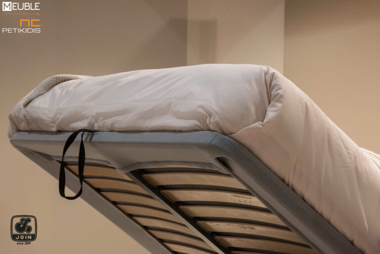 Η κρεβατοκάμαρα Φαίδρα είναι η νέα καινοτομία της JOIN. Μοντέρνος και εντυπωσιακός σχεδιασμός. Εδώ την βλέπουμε με αποθηκευτικό χώρο. Το κρεβάτι είναι ντυμένο όλο με αδιάβροχο-αλέκιαστο ύφασμα και τα κομοδίνα σε φυσικό ξύλο ενσωματωμένα στο κεφαλάρι. Υπάρχει η δυνατότητα επιλογής υφασμάτων και χρωμάτων ξύλου, η τοποθέτηση κρυφού φωτισμού στα κομοδίνα. Λεπτομέρεια μηχανισμού.