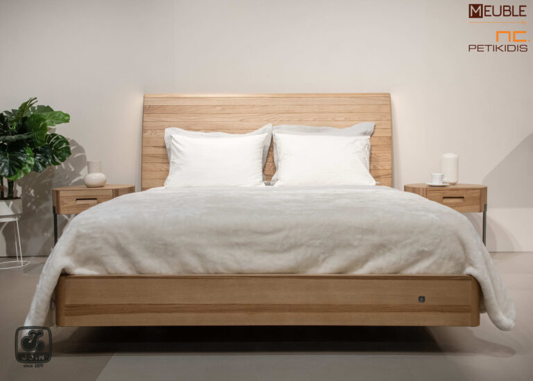 JOIN κρεβατοκάμαρα ΑΡΤΕΜΙΣ κατασκευασμένη από ξύλο ελιάς βαμμένο σε φυσικούς τόνους. Χαρακτηριστική η λεπτομέρεια του προαιρετικού κρυφού φωτισμού στο κεφαλάρι της και τα μεταλλικά στοιχεία στις βάσεις των κομοδίνων. Δίνεται η δυνατότητα επιλογής χρωμάτων ξύλου.