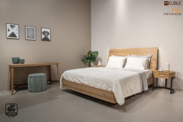 JOIN κρεβατοκάμαρα ΑΡΤΕΜΙΣ κατασκευασμένη από ξύλο ελιάς βαμμένο σε φυσικούς τόνους. Χαρακτηριστική η λεπτομέρεια του προαιρετικού κρυφού φωτισμού στο κεφαλάρι της και τα μεταλλικά στοιχεία στις βάσεις των κομοδίνων και την τουαλέτα. Δίνεται η δυνατότητα επιλογής χρωμάτων ξύλου.