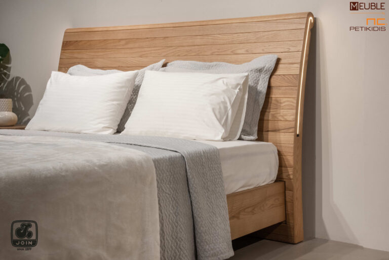 JOIN κρεβάτι ΑΡΤΕΜΙΣ κατασκευασμένο από ξύλο ελιάς βαμμένο σε φυσικούς τόνους. Χαρακτηριστική η λεπτομέρεια του προαιρετικού κρυφού φωτισμού στο κεφαλάρι του. Δίνεται η δυνατότητα επιλογής χρωμάτων ξύλου.