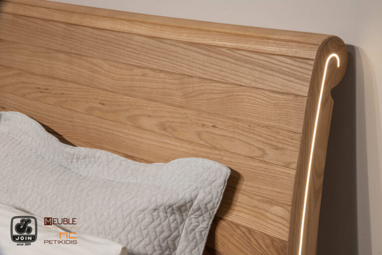 JOIN κρεβάτι ΑΡΤΕΜΙΣ κατασκευασμένο από ξύλο ελιάς βαμμένο σε φυσικούς τόνους. Χαρακτηριστική η λεπτομέρεια του προαιρετικού κρυφού φωτισμού στο κεφαλάρι του. Δίνεται η δυνατότητα επιλογής χρωμάτων ξύλου. Λεπτομέρεια κεφαλαριού.