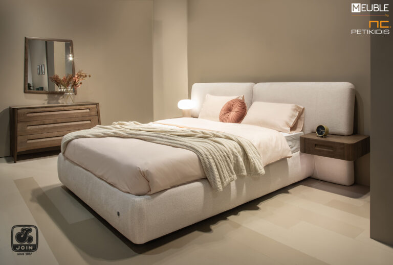 Η κρεβατοκάμαρα Φαίδρα είναι η νέα καινοτομία της JOIN. Μοντέρνος και εντυπωσιακός σχεδιασμός. Εδώ την βλέπουμε με αποθηκευτικό χώρο. Το κρεβάτι είναι ντυμένο όλο με αδιάβροχο-αλέκιαστο ύφασμα και τα κομοδίνα σε φυσικό ξύλο ενσωματωμένα στο κεφαλάρι. Υπάρχει η δυνατότητα επιλογής υφασμάτων και χρωμάτων ξύλου καθώς και η τοποθέτηση κρυφού φωτισμού στα κομοδίνα.