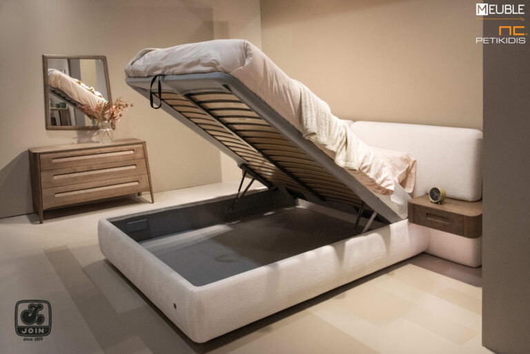 Η κρεβατοκάμαρα Φαίδρα είναι η νέα καινοτομία της JOIN. Μοντέρνος και εντυπωσιακός σχεδιασμός. Εδώ την βλέπουμε με αποθηκευτικό χώρο. Το κρεβάτι είναι ντυμένο όλο με αδιάβροχο-αλέκιαστο ύφασμα και τα κομοδίνα σε φυσικό ξύλο ενσωματωμένα στο κεφαλάρι. Υπάρχει η δυνατότητα επιλογής υφασμάτων και χρωμάτων ξύλου, η τοποθέτηση κρυφού φωτισμού στα κομοδίνα. Λεπτομέρεια μηχανισμού.