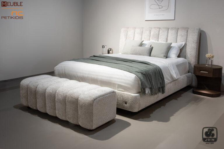 Join κρεβατοκάμαρα ΦΗΜΗ σε μοντέρνα γραμμή, ντυμένη με αδιάβροχο και αλέκιαστο ύφασμα σε γκρι τόνους. Συνδυάζεται με κομοδίνα σε ξύλο ελιάς και κρυφό φωτισμό. Υπάρχει η δυνατότητα επιλογής υφάσματος καθώς και χρώματος στο ξύλο των κομοδίνων. Προαιρετικά συνοδεύεται από ένα ταμπουρέ στο ίδιο ύφος και ύφασμα με το κρεβάτι.