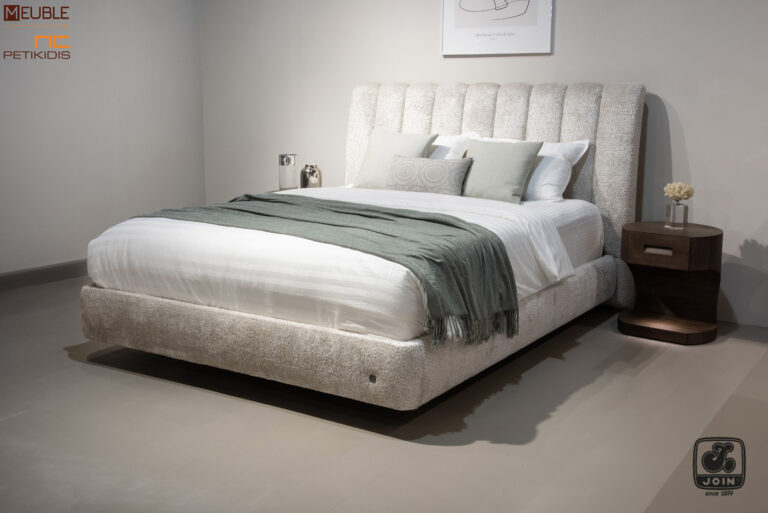 Join κρεβατοκάμαρα ΦΗΜΗ σε μοντέρνα γραμμή, ντυμένη με αδιάβροχο και αλέκιαστο ύφασμα σε γκρι τόνους. Συνδυάζεται με κομοδίνα σε ξύλο ελιάς και κρυφό φωτισμό. Υπάρχει η δυνατότητα επιλογής υφάσματος καθώς και χρώματος στο ξύλο των κομοδίνων.