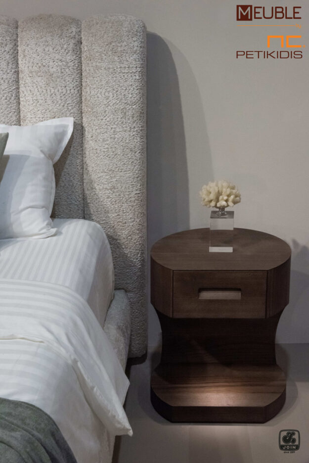 Κλασική Τραπεζαρία Join κρεβατοκάμαρα ΦΗΜΗ σε μοντέρνα γραμμή, ντυμένη με αδιάβροχο και αλέκιαστο ύφασμα σε γκρι τόνους. Συνδυάζεται με κομοδίνα σε ξύλο ελιάς και κρυφό φωτισμό. Υπάρχει η δυνατότητα επιλογής υφάσματος καθώς και χρώματος στο ξύλο των κομοδίνων. Λεπτομέρεια.