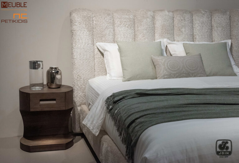 Join κρεβατοκάμαρα ΦΗΜΗ σε μοντέρνα γραμμή, ντυμένη με αδιάβροχο και αλέκιαστο ύφασμα σε γκρι τόνους. Συνδυάζεται με κομοδίνα σε ξύλο ελιάς και κρυφό φωτισμό. Υπάρχει η δυνατότητα επιλογής υφάσματος καθώς και χρώματος στο ξύλο των κομοδίνων. Λεπτομέρεια.