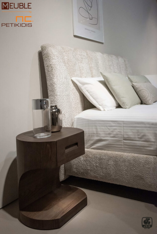 Κλασική Τραπεζαρία Join κρεβατοκάμαρα ΦΗΜΗ σε μοντέρνα γραμμή, ντυμένη με αδιάβροχο και αλέκιαστο ύφασμα σε γκρι τόνους. Συνδυάζεται με κομοδίνα σε ξύλο ελιάς και κρυφό φωτισμό. Υπάρχει η δυνατότητα επιλογής υφάσματος καθώς και χρώματος στο ξύλο των κομοδίνων. Λεπτομέρεια.