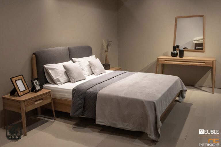 JOIN κρεβατοκάμαρα ΛΑΪΣ σε minimal σχεδιασμό, ντυμένη με αδιάβροχο και αλέκιαστο ύφασμα σε γκρι τόνους και μασίφ ξύλο ελιάς. Υπάρχει η δυνατότητα επιλογής υφάσματος καθώς και χρώματος στο ξύλο.