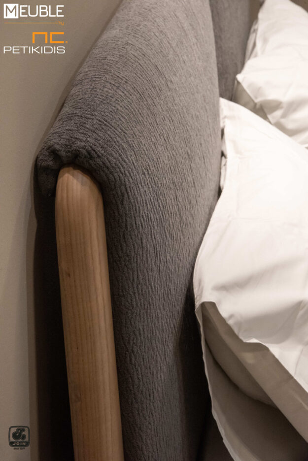 Κλασική Τραπεζαρία JOIN κρεβατοκάμαρα ΛΑΪΣ σε minimal σχεδιασμό, ντυμένη με αδιάβροχο και αλέκιαστο ύφασμα σε γκρι τόνους και μασίφ ξύλο ελιάς. Υπάρχει η δυνατότητα επιλογής υφάσματος καθώς και χρώματος στο ξύλο. Λεπτομέρεια κεφαλαριού.