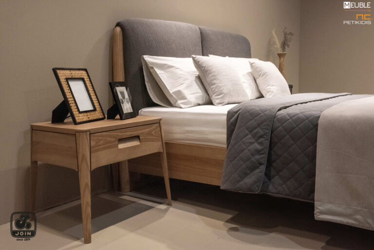 JOIN κρεβατοκάμαρα ΛΑΪΣ σε minimal σχεδιασμό, ντυμένη με αδιάβροχο και αλέκιαστο ύφασμα σε γκρι τόνους και μασίφ ξύλο ελιάς. Υπάρχει η δυνατότητα επιλογής υφάσματος καθώς και χρώματος στο ξύλο. Λεπτομέρεια κομοδίνου.