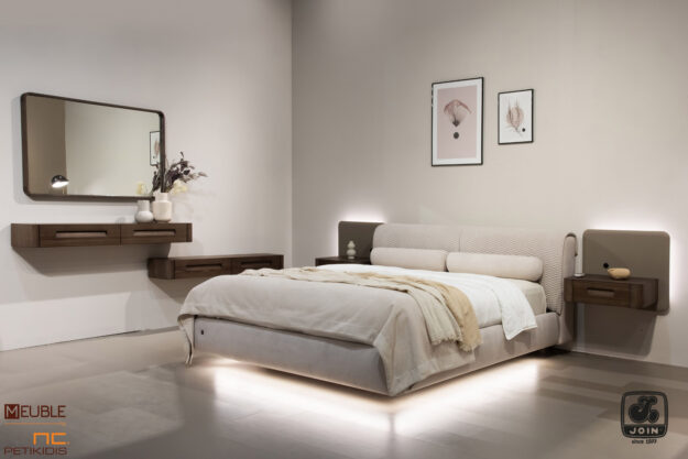 Κλασική Τραπεζαρία Join κρεβατοκάμαρα ΛΗΤΩ σε minimal σχεδιασμό, ντυμένη με αδιάβροχο και αλέκιαστο ύφασμα σε γκρι μπεζ τόνους. Συνδυάζεται με επιτοίχια κομοδίνα και τουαλέτα σε ξύλο ελιάς, λάκα και κρυφό φωτισμό. Υπάρχει η δυνατότητα επιλογής υφάσματος καθώς και χρώματος στο ξύλο και την λάκα.