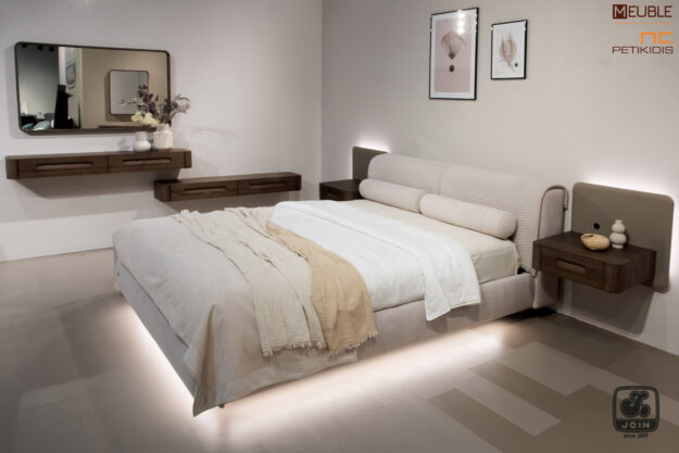 Κλασική Τραπεζαρία Join κρεβατοκάμαρα ΛΗΤΩ σε minimal σχεδιασμό, ντυμένη με αδιάβροχο και αλέκιαστο ύφασμα σε γκρι μπεζ τόνους. Συνδυάζεται με επιτοίχια κομοδίνα και τουαλέτα σε ξύλο ελιάς, λάκα και κρυφό φωτισμό. Υπάρχει η δυνατότητα επιλογής υφάσματος καθώς και χρώματος στο ξύλο και την λάκα.
