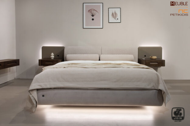 Κλασική Τραπεζαρία Join κρεβατοκάμαρα ΛΗΤΩ σε minimal σχεδιασμό, ντυμένη με αδιάβροχο και αλέκιαστο ύφασμα σε γκρι μπεζ τόνους. Συνδυάζεται με επιτοίχια κομοδίνα και τουαλέτα σε ξύλο ελιάς, λάκα και κρυφό φωτισμό. Υπάρχει η δυνατότητα επιλογής υφάσματος καθώς και χρώματος στο ξύλο και την λάκα. Λεπτομέρεια.