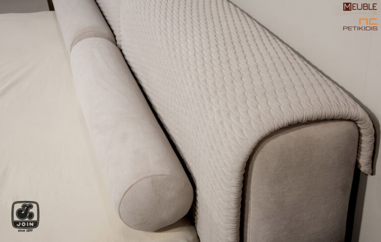 Join κρεβατοκάμαρα ΛΗΤΩ σε minimal σχεδιασμό, ντυμένη με αδιάβροχο και αλέκιαστο ύφασμα σε γκρι μπεζ τόνους. Συνδυάζεται με επιτοίχια κομοδίνα και τουαλέτα σε ξύλο ελιάς, λάκα και κρυφό φωτισμό. Υπάρχει η δυνατότητα επιλογής υφάσματος καθώς και χρώματος στο ξύλο και την λάκα. Λεπτομέρεια κεφαλαριού.